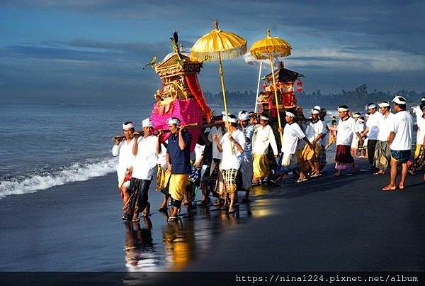 Hari Raya Nyepi-Nina-melasti1.jpg