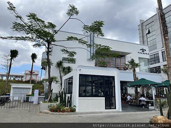 covebatavia_livingstone1_ninalifeindo1.JPG covebatavia_livingstone1_ninalifeindo1.JPG