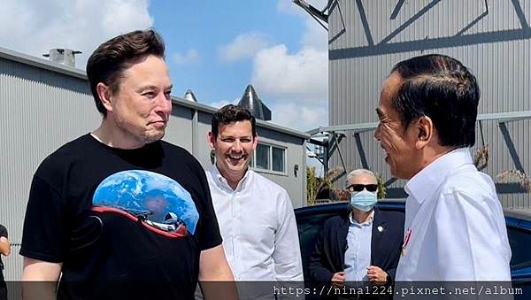 joko-widodo-dan-elon-musk-di-pabrik-roket-space-x2.jpeg