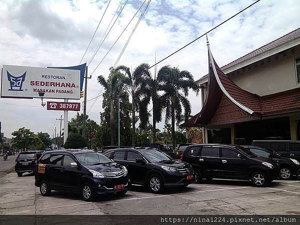 Restoran_SEDERHANA_masakan_padang1.jpg